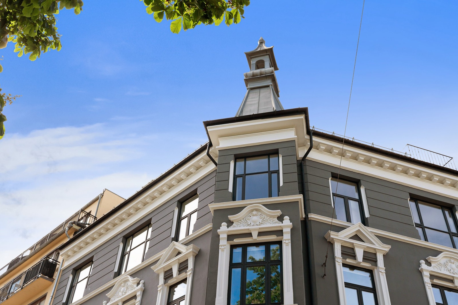 Flott fasade med utskjæringer, ornamenter og karnapp. Galleribilde