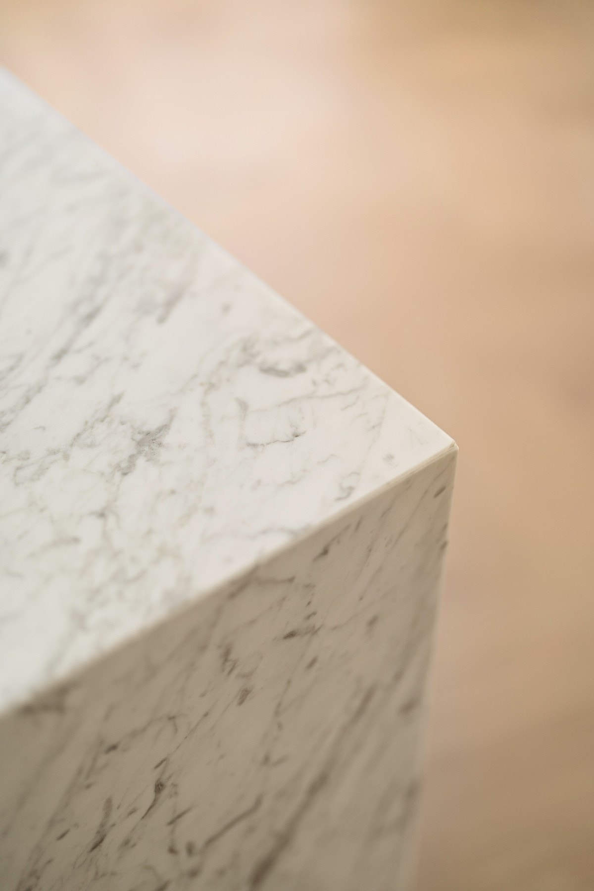 Tidløs eleganse med carrera-marmor detaljer og fiskebensparkett som komplementerer det herskapelige uttrykket. Galleribilde