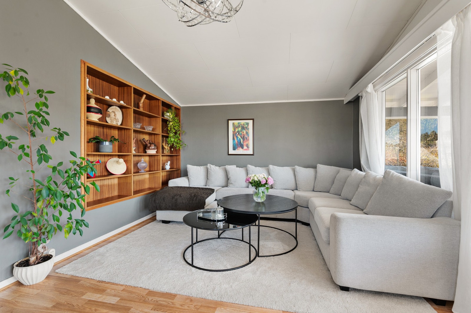 Stuen har god plass til sofagruppe og naturlig forbindelse videre mot spisestuen. Galleribilde