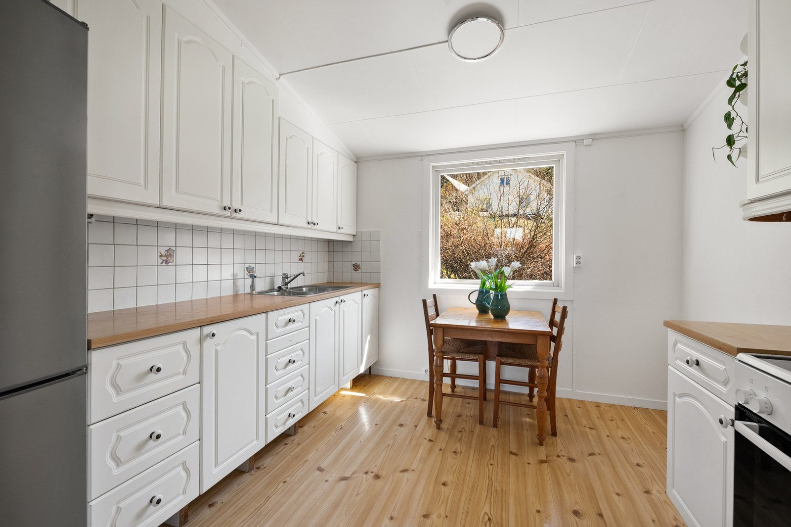 Kjøkken med god skap- og benkeplass samt spiseplass ved vinduet. Galleribilde