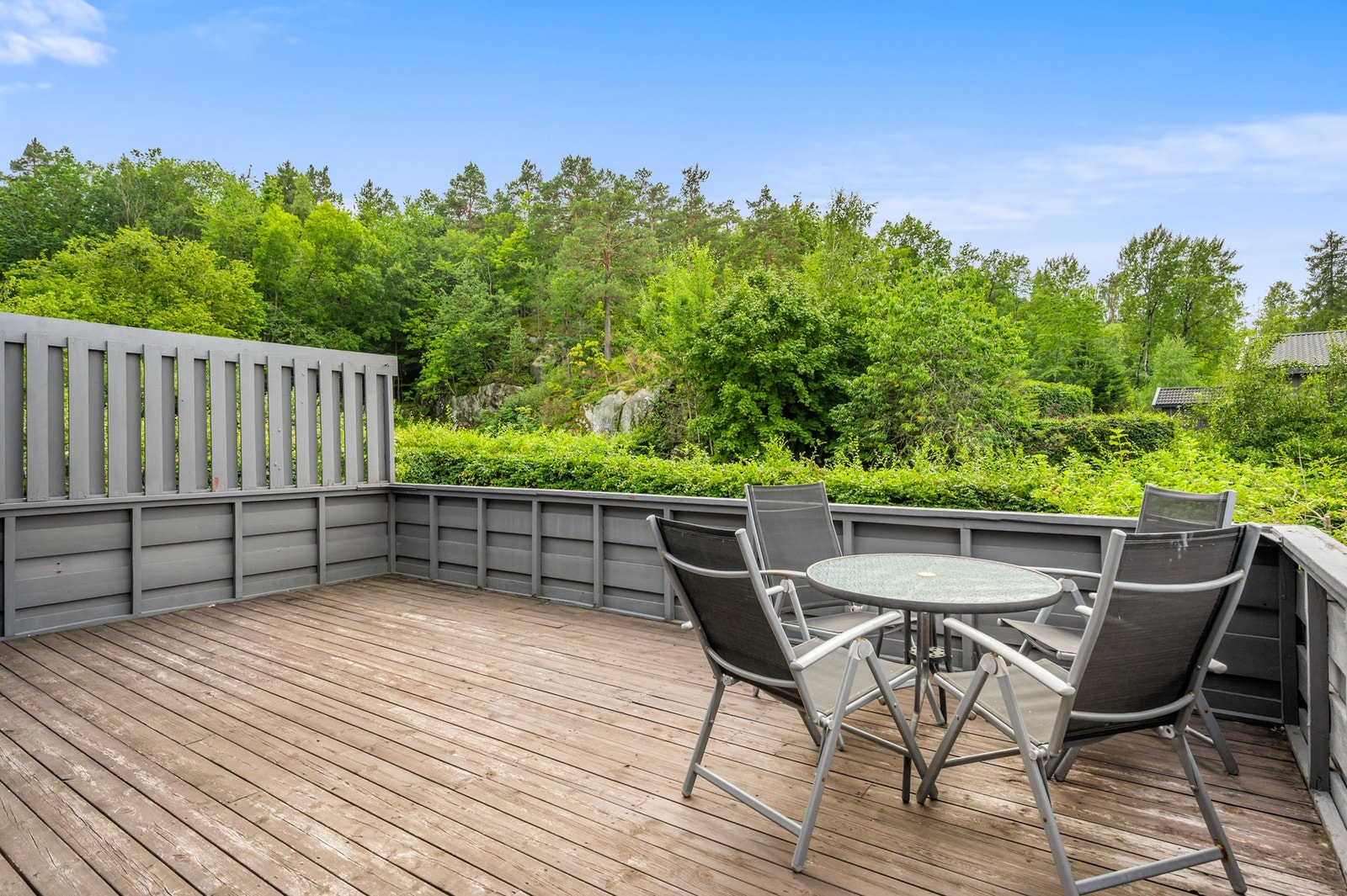 Terrasse på ca. 37 kvm med god plass til spisegruppe og utemøbler. Galleribilde