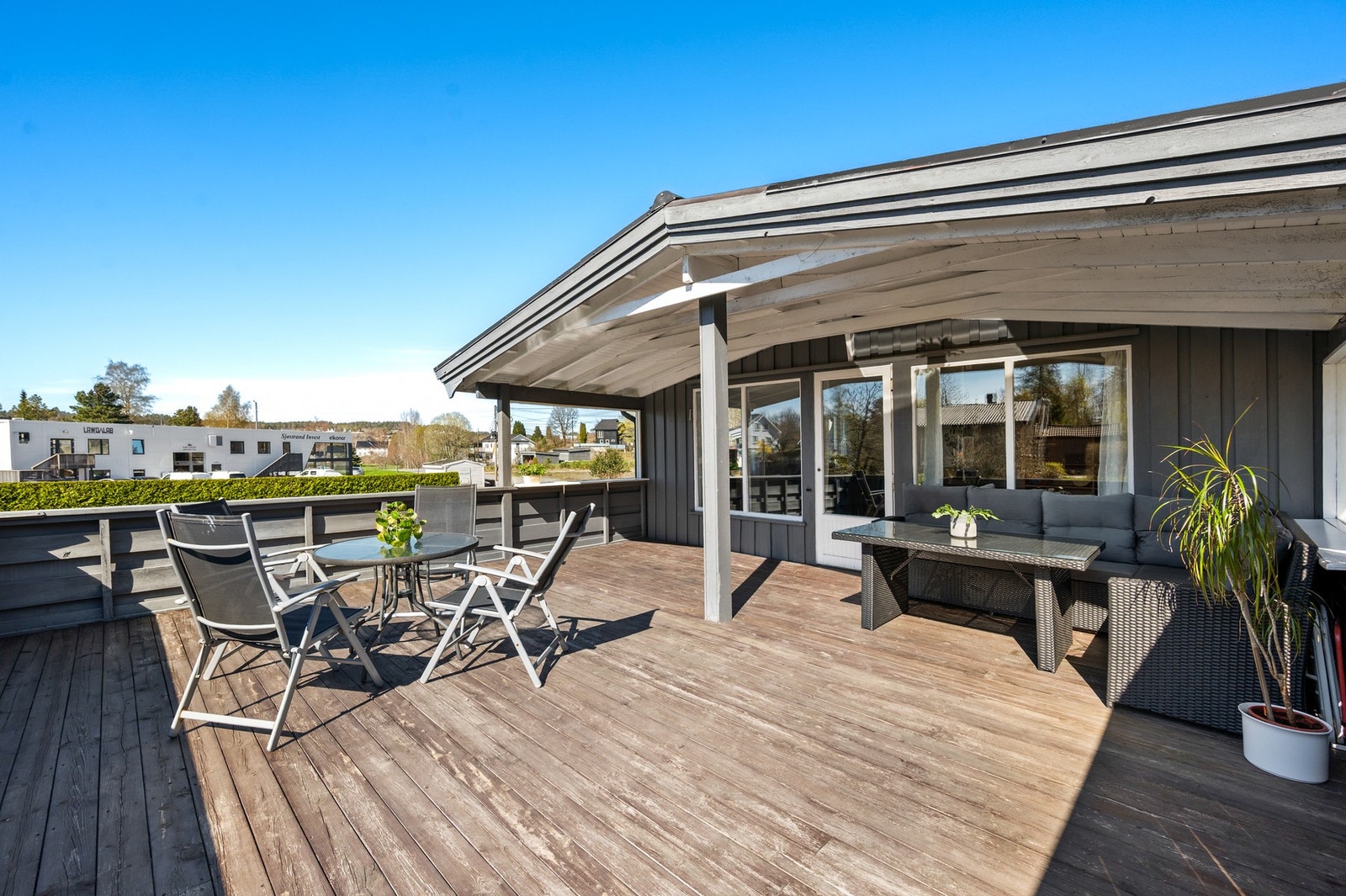 Solrik terrasse med direkte tilknytning til stue/oppholdsrom. Galleribilde