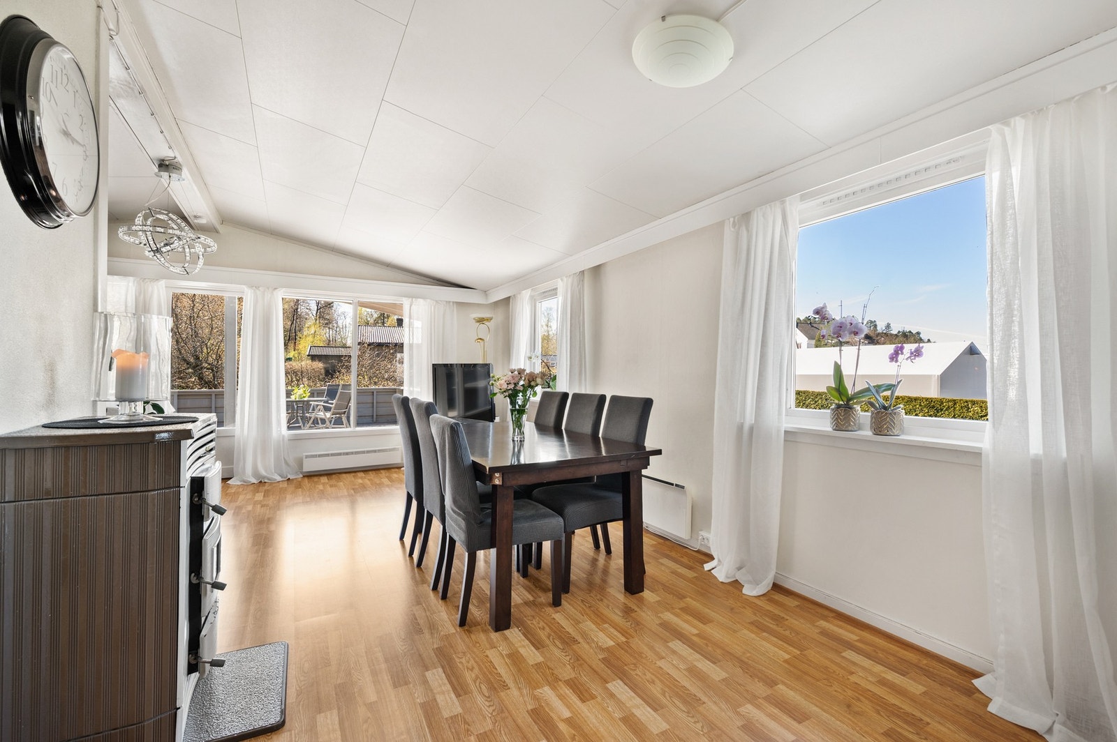 Spisestue med vedovn, store vindusflater og god plass til langbord. Galleribilde