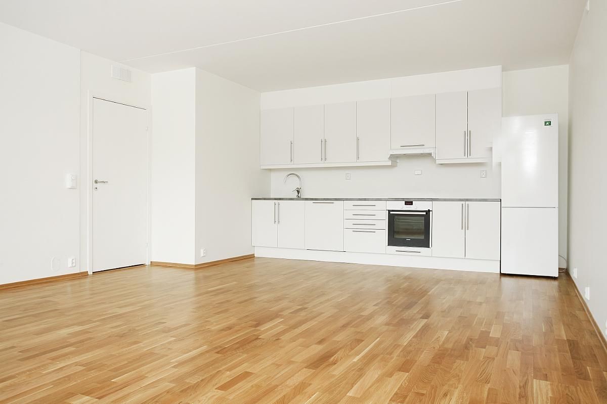 Kjøkkenet byr på rikelig med skap- og benkeplass, med innredning malt i en fresh og tidsriktig farge Galleribilde