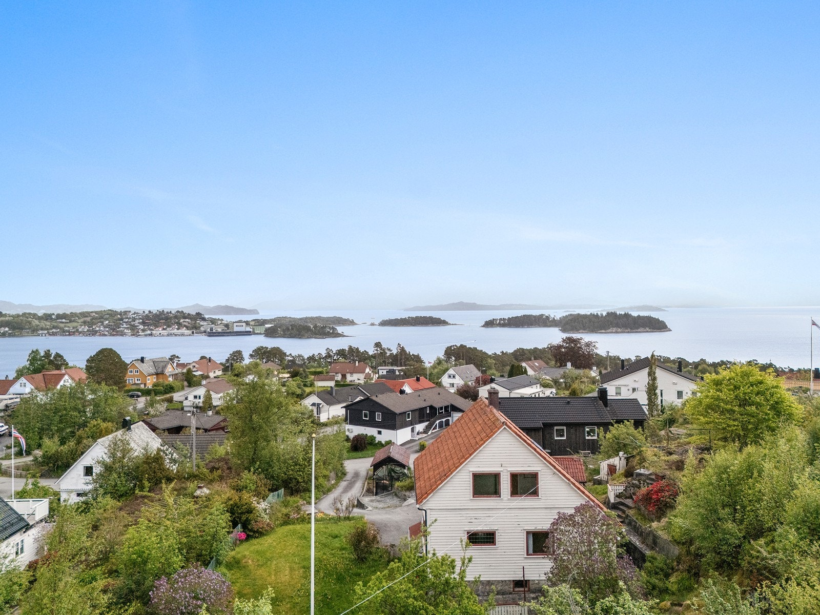 Fra eiendommen har en utsikt og gode solforhold. Galleribilde