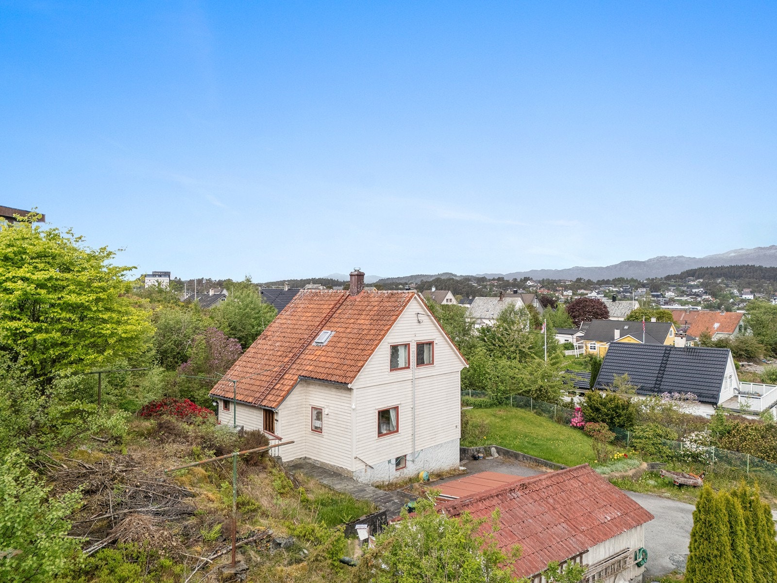 Kort avstand til skoler, barnehager, badestrand, flotte turområder og Leirvik sentrum med alle servicetilbud. Galleribilde