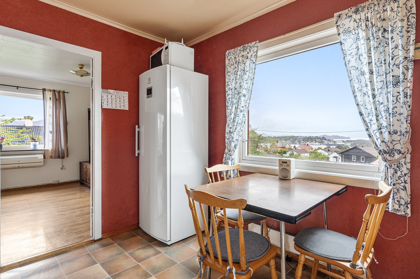 Spiseplass på kjøkken med fin utsikt. Galleribilde