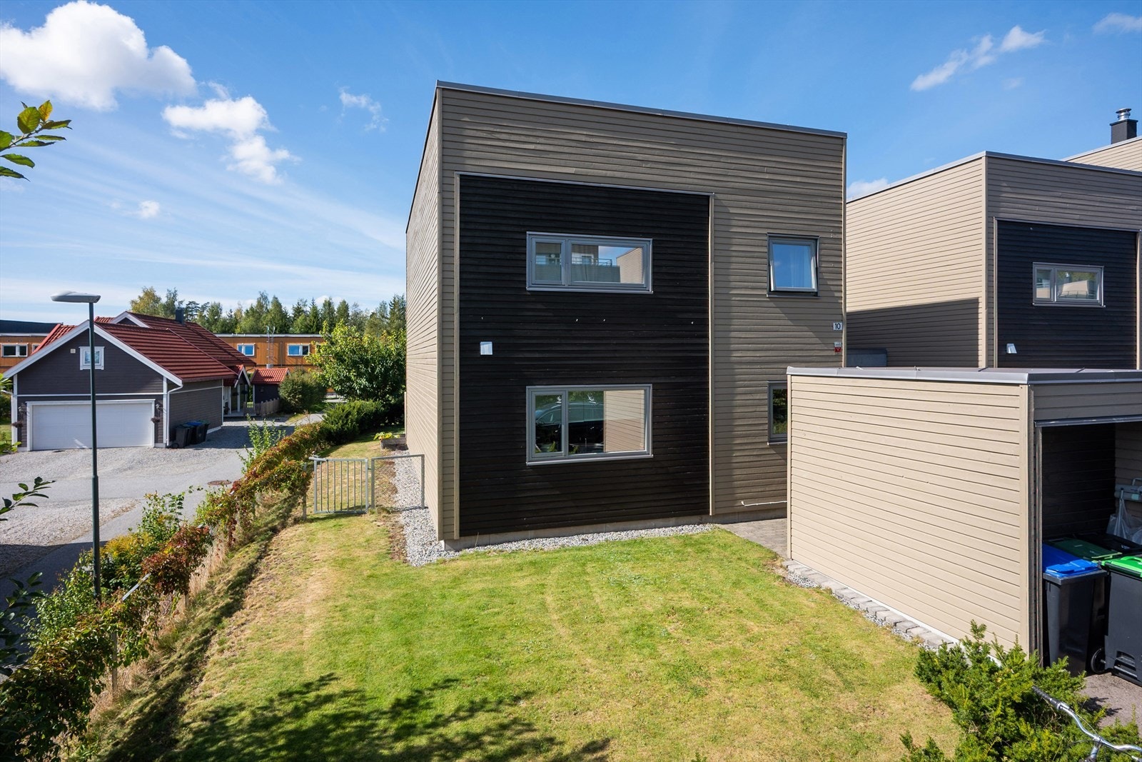 Tomten er pent opparbeidet med gressplen, hekk, terrasse, gjerde og brosteinbelagt innkjørsel. Parkering med elbillader i carport rett utenfor døren. Galleribilde