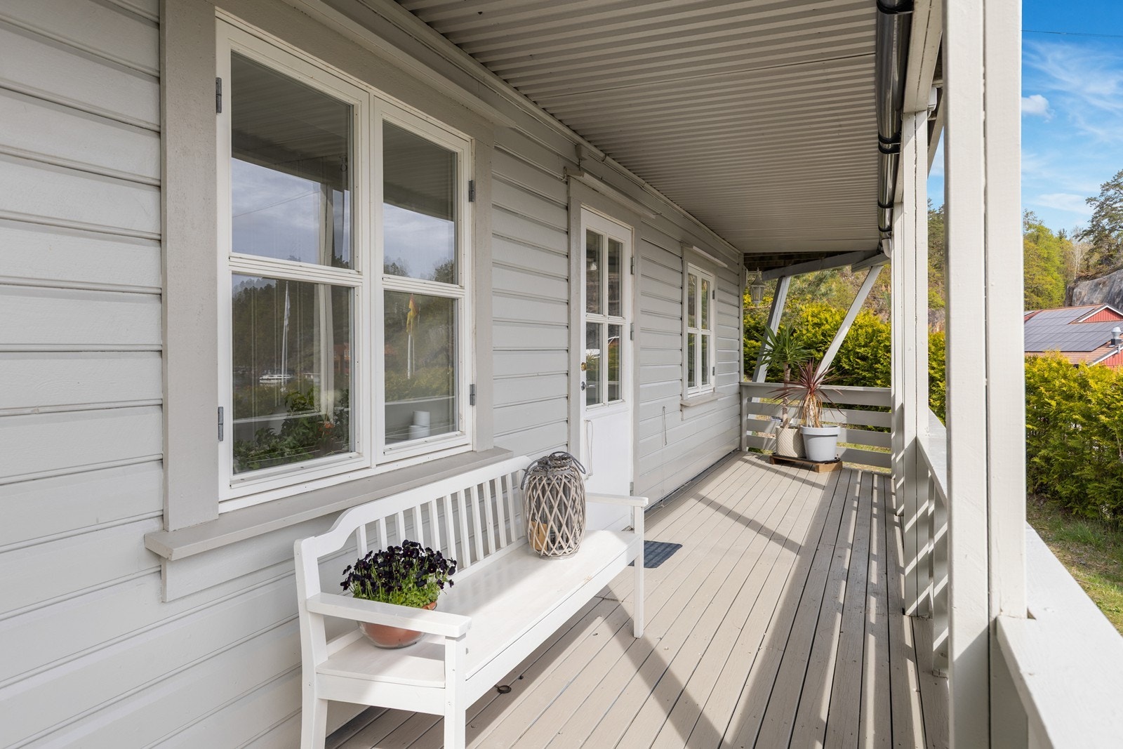 Meget innbydende inngangsparti. Nyt morgenkaffen i skyggen før en lang dag i sola. Galleribilde