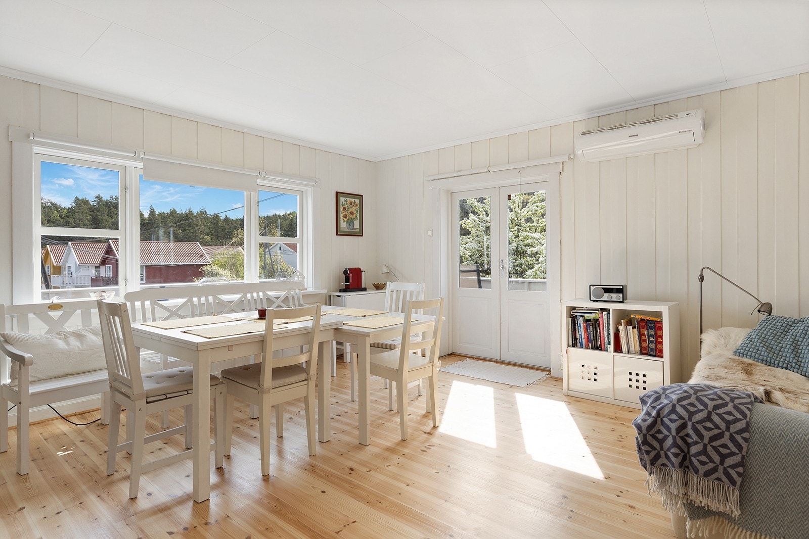 Boligen har en meget innbydende hovedetasje med stue, spisestue og kjøkken. Perfekt for familien eller sosiale sammenkomster. Galleribilde