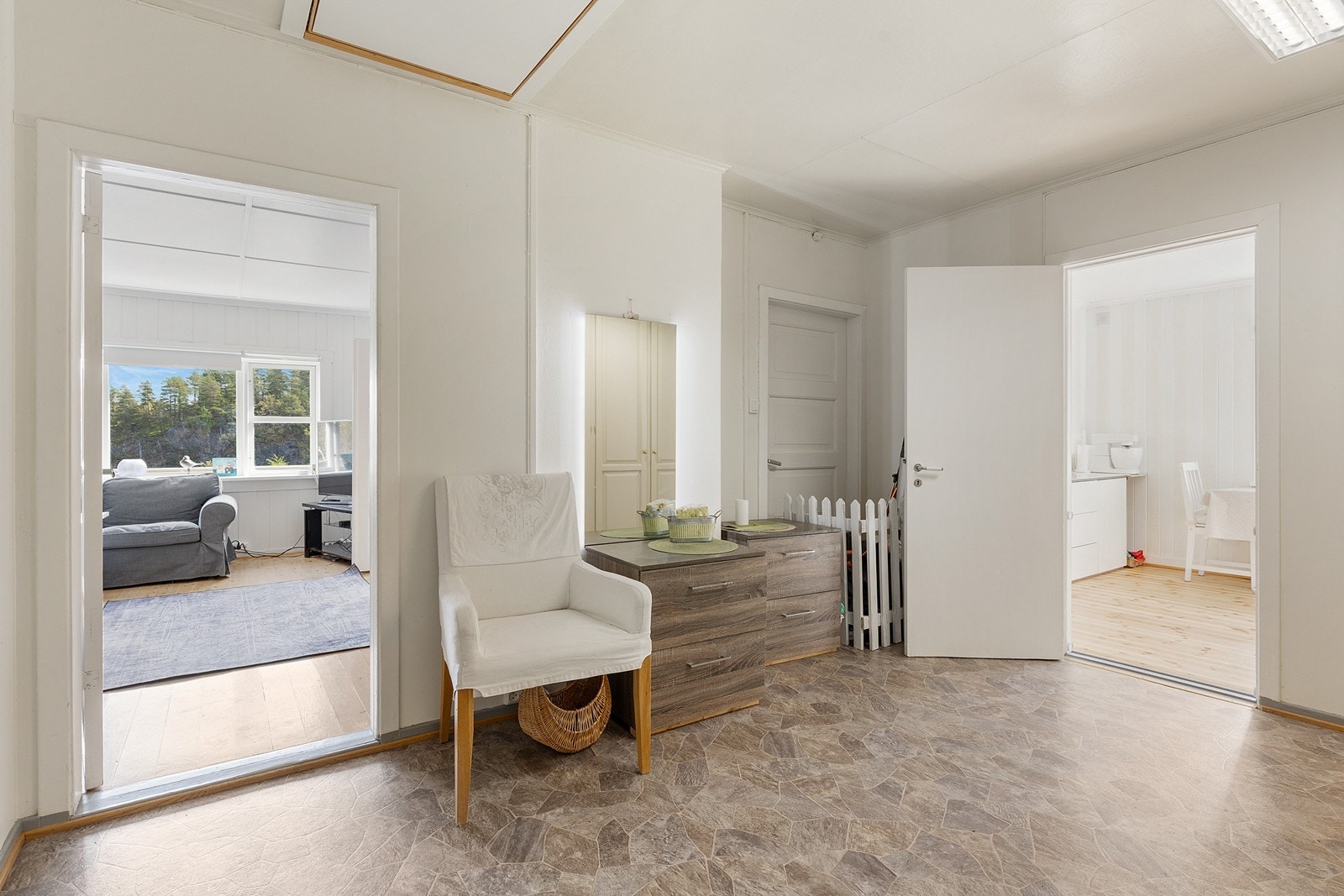 Meget innbydende og romslig gang som ønsker deg velkommen hjem. Galleribilde