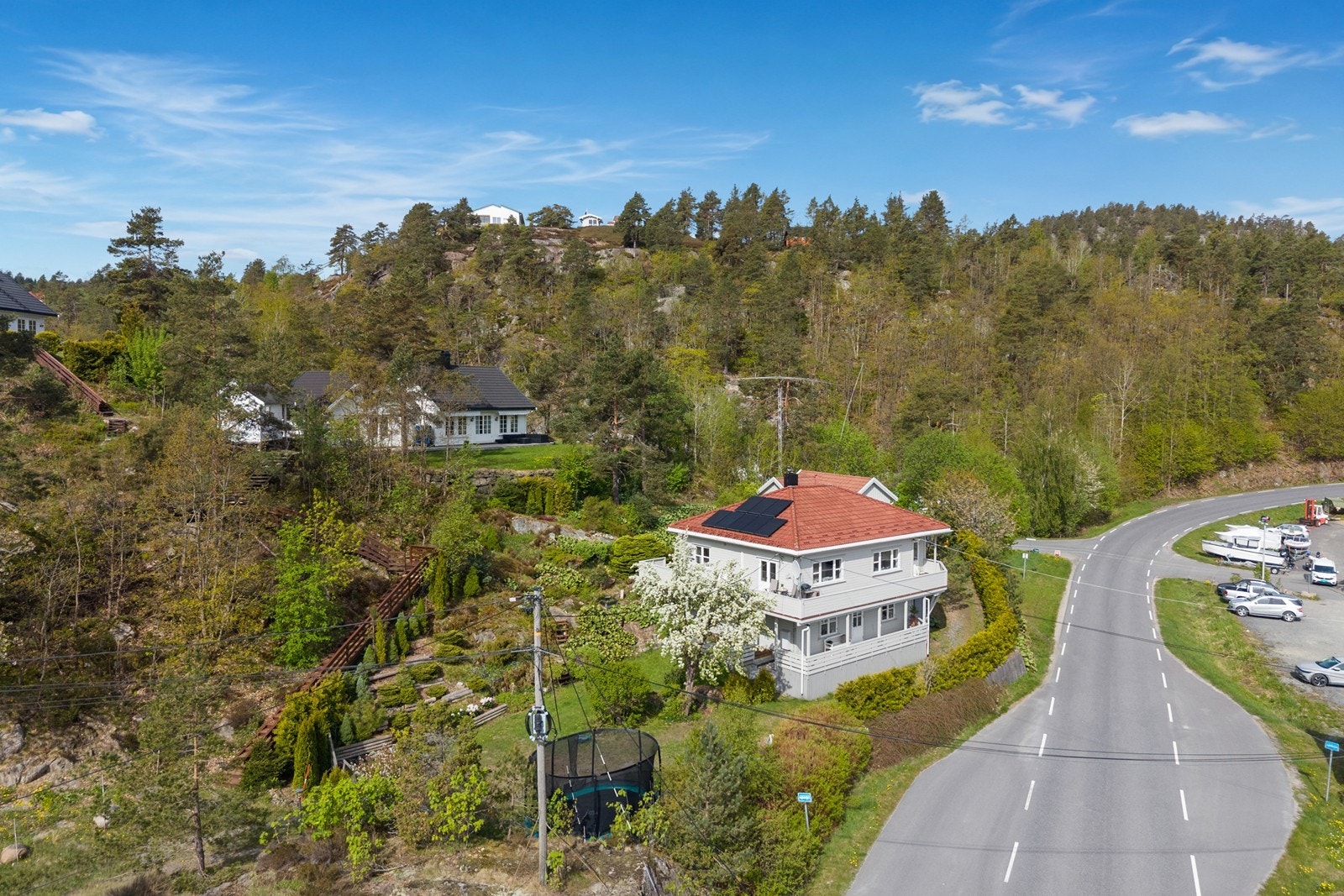 En meget innholdsrik enebolig med flott opparbeidet tomt beliggende på Hantho rett ved sjøen og marinaen! Galleribilde
