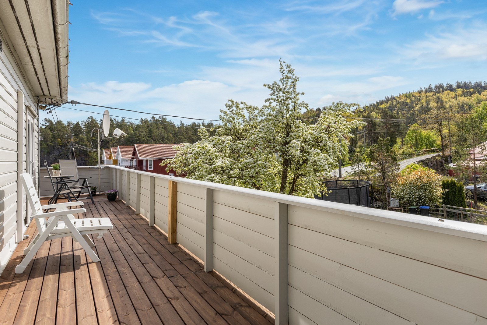 Boligen har en romslig terrasse ut fra hovedetasjen. Galleribilde