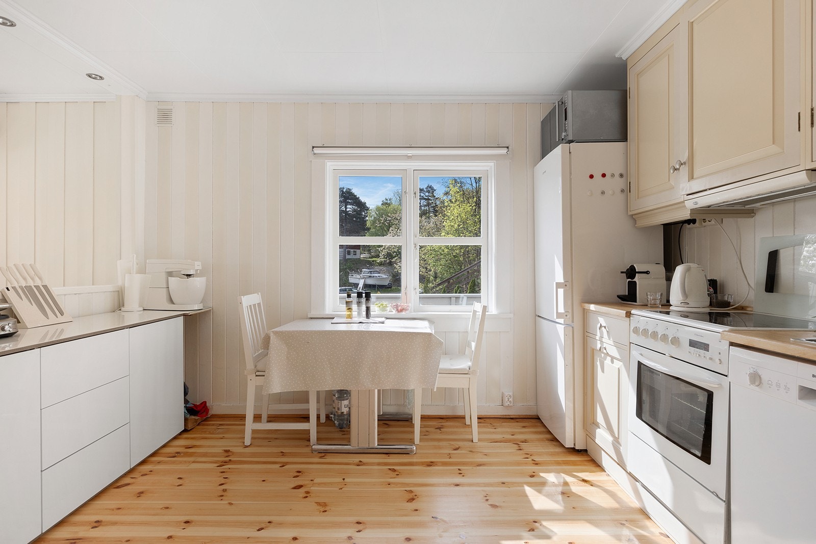 Kjøkkenet rommer også plass til et lite frokostbord. Galleribilde