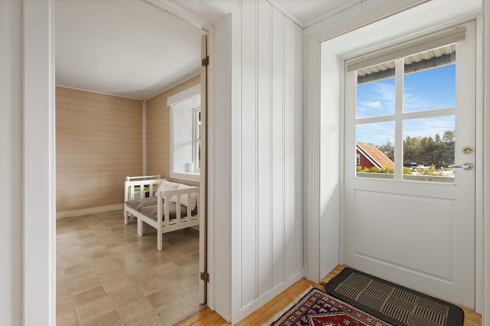 Fra gangen er det tilgang til soverom nummer 2 i underetasjen. Galleribilde