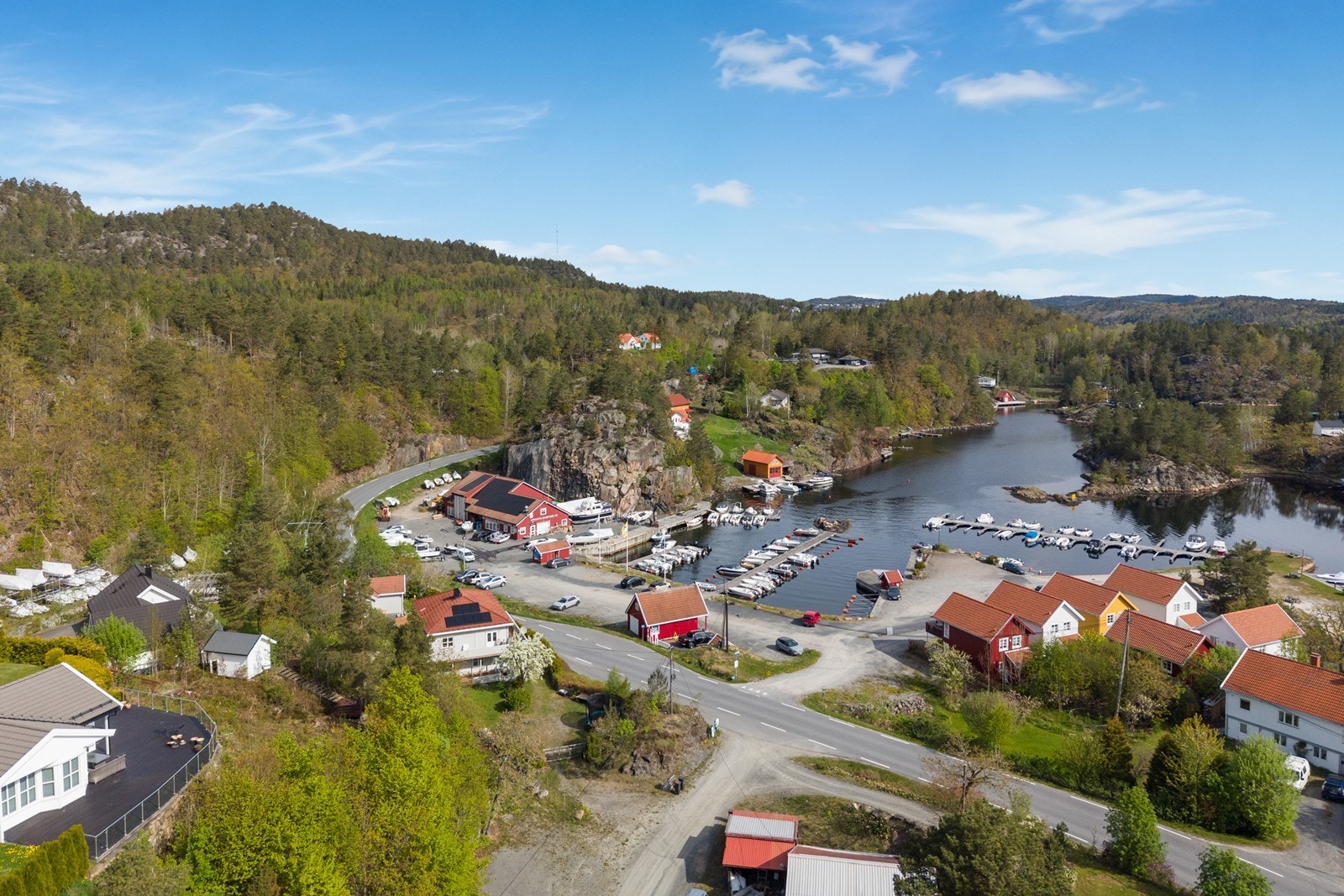 Hantho er et flott område både for fastboende og sommergjester med muligheter for bading, kort vei til strand og sentrum. Galleribilde