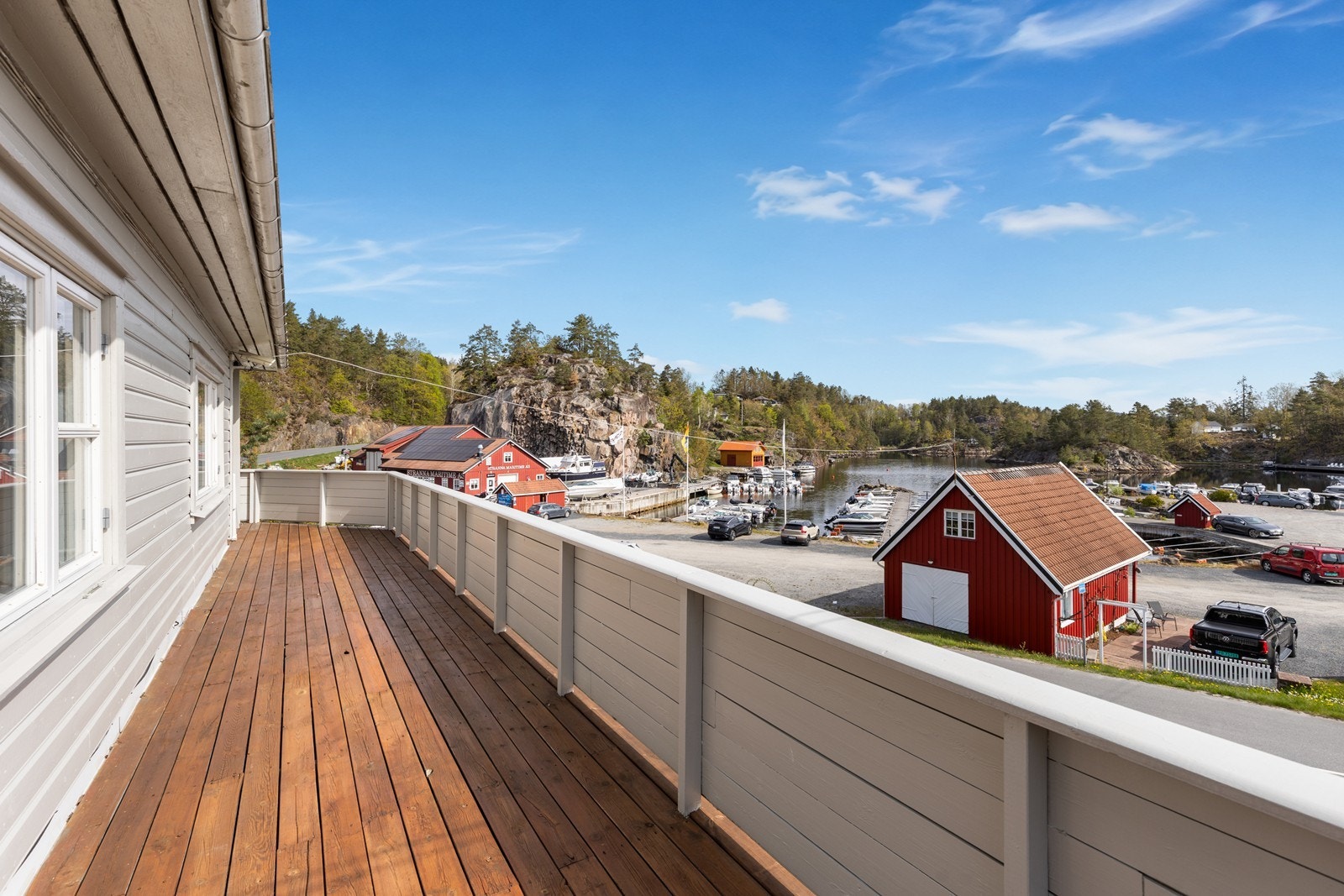 Terrassen går rundt og foran boligen. Her kan man nyte solen i flotte omgivelser. Galleribilde