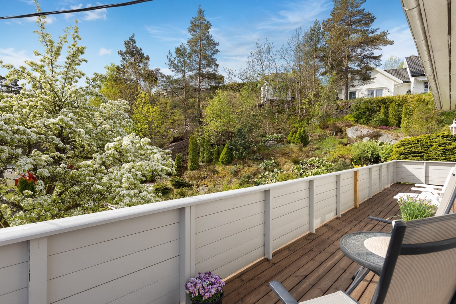 Det er brukt mange timer i hagen, og tomten er flott opparbeidet. Galleribilde