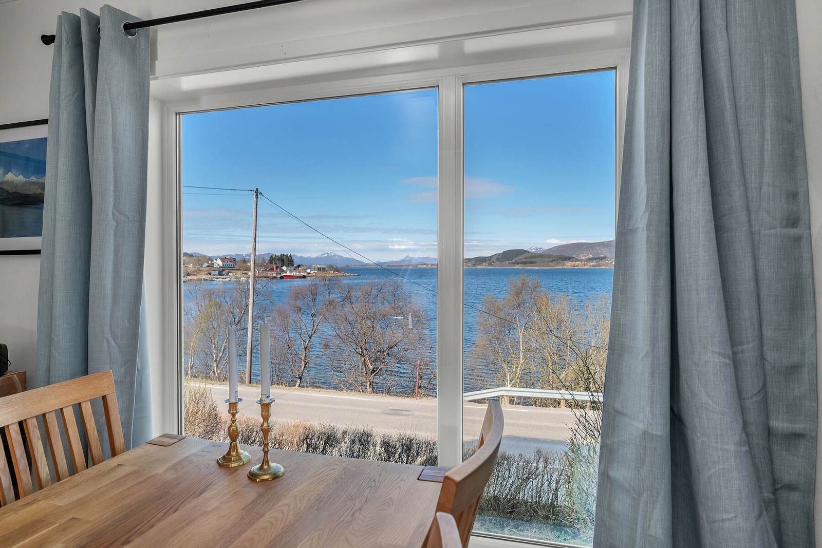 Store vindusflater fra 2014 slipper inn rikelig med lys og rammer inn utsikten. Galleribilde