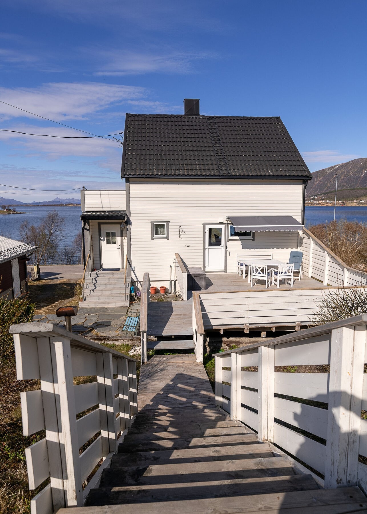 Utvendig trapp bygget i 2014, som gir en praktisk forbindelse mellom gårdsplassen og boligens uteområder. Galleribilde