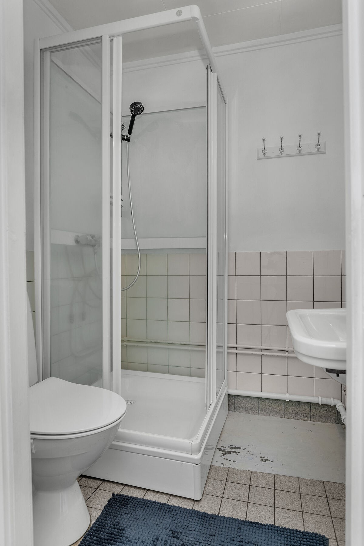 Badet i andre etasje er utstyrt med dusjkabinett, gulvmontert toalett og vegghengt servant. Galleribilde