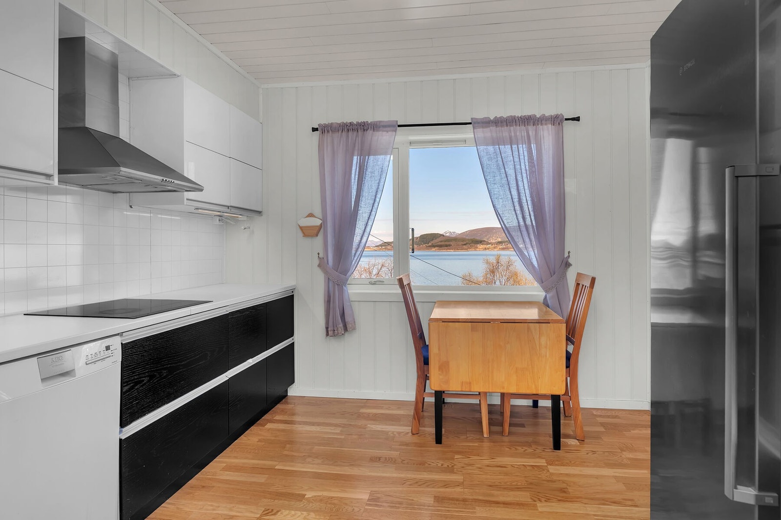 Kjøkkenet ble modernisert i 2015 med ny innredning og hvitevarer. Galleribilde