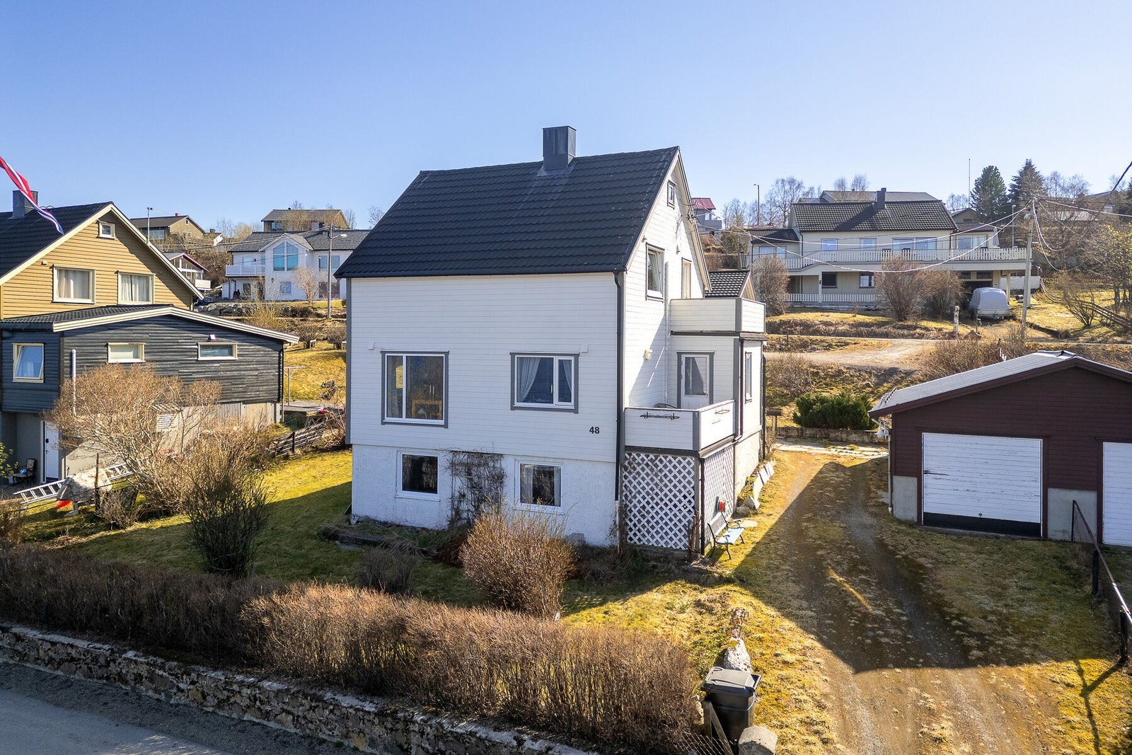 Boligen ligger fint til i et skrånende terreng, med god avstand til naboer. Galleribilde