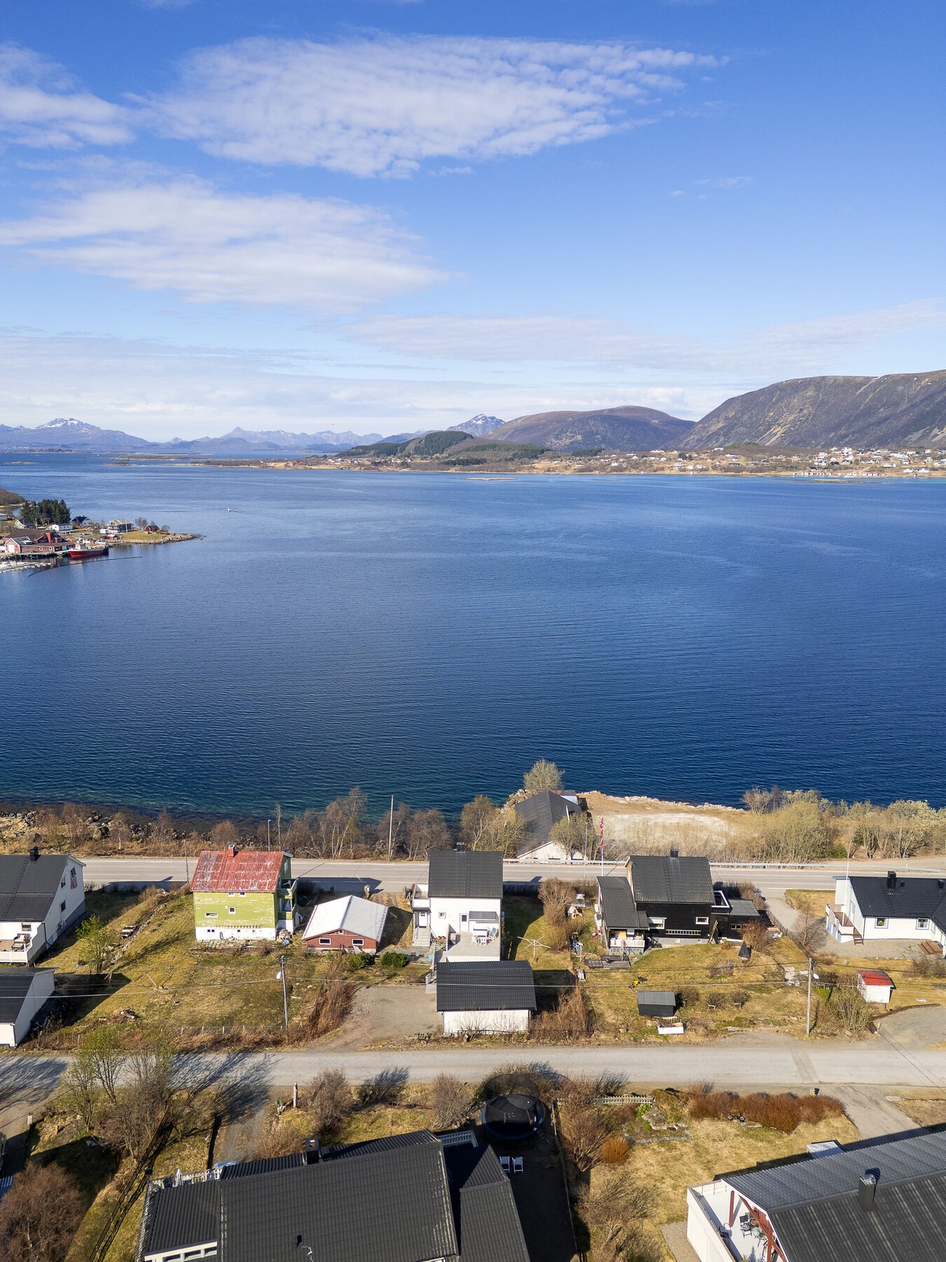 Eiendommen har en attraktiv og sentrumsnær beliggenhet på Stokmarknes. Galleribilde