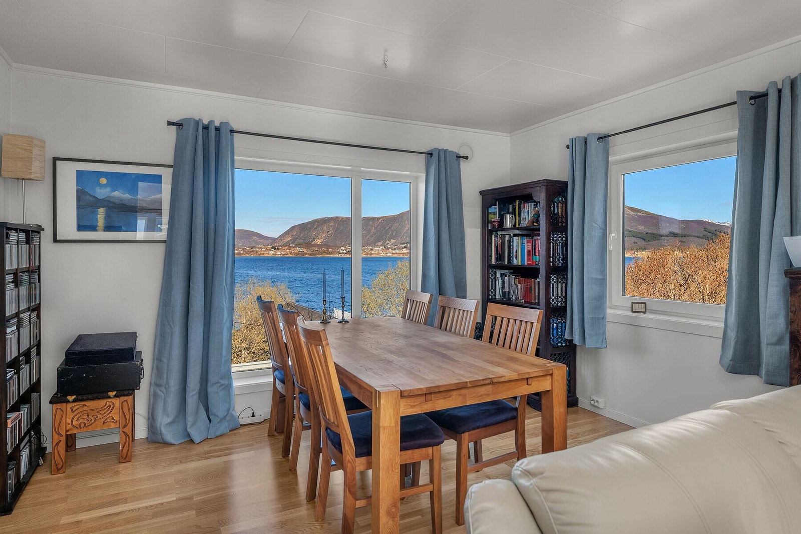 Fra spisedelen av stuen er det en flott utsikt over sjøen og landskapet. Galleribilde