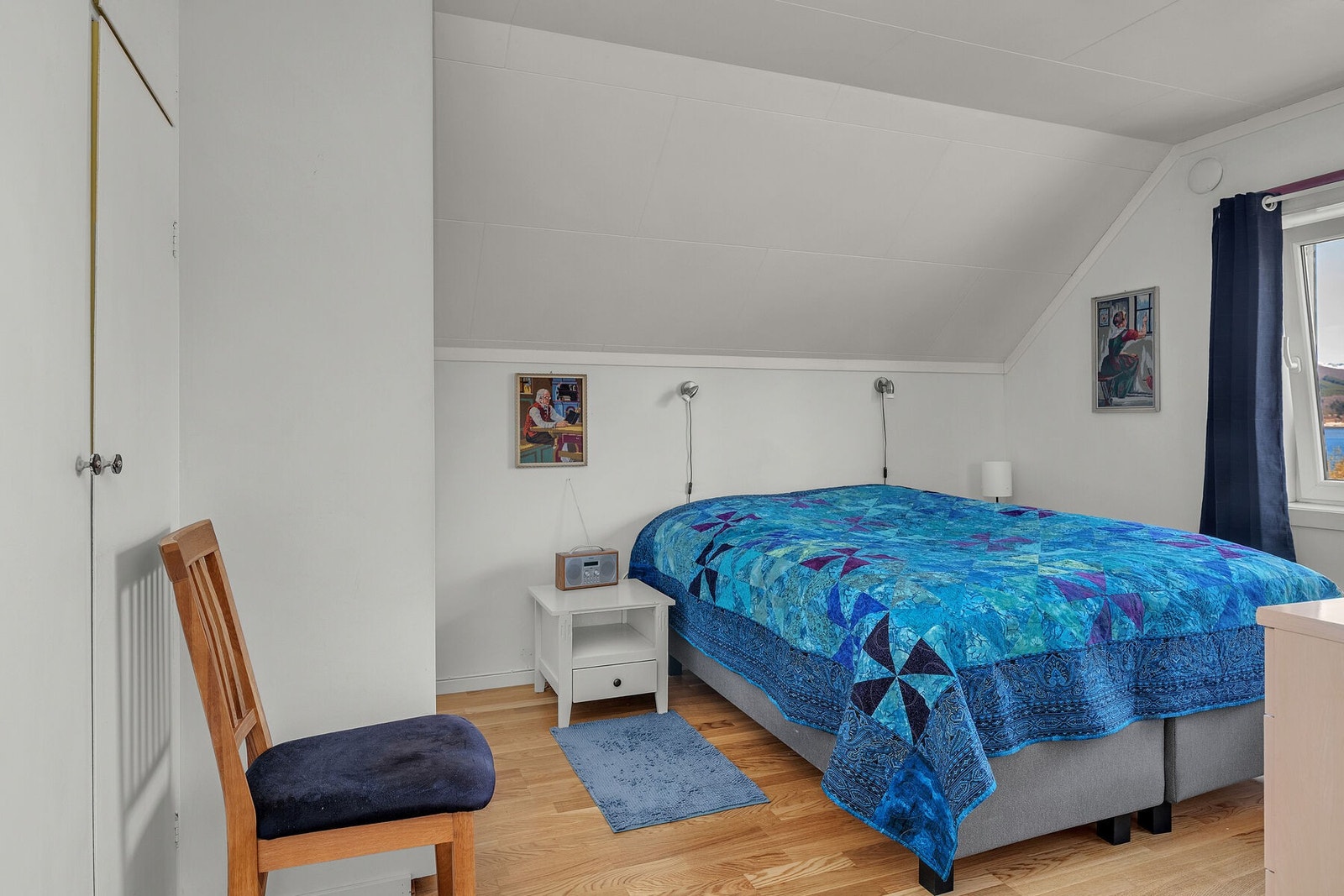Soverom med plass til dobbeltseng og garderobeløsning. Galleribilde