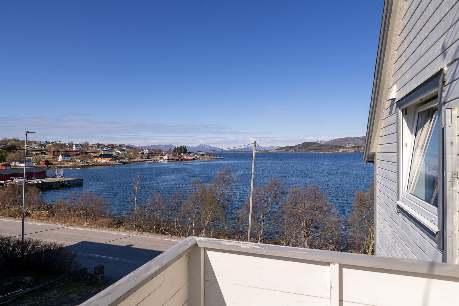 Fra balkongen i andre etasje har man en upåklagelig utsikt over fjorden og fjellene. Galleribilde
