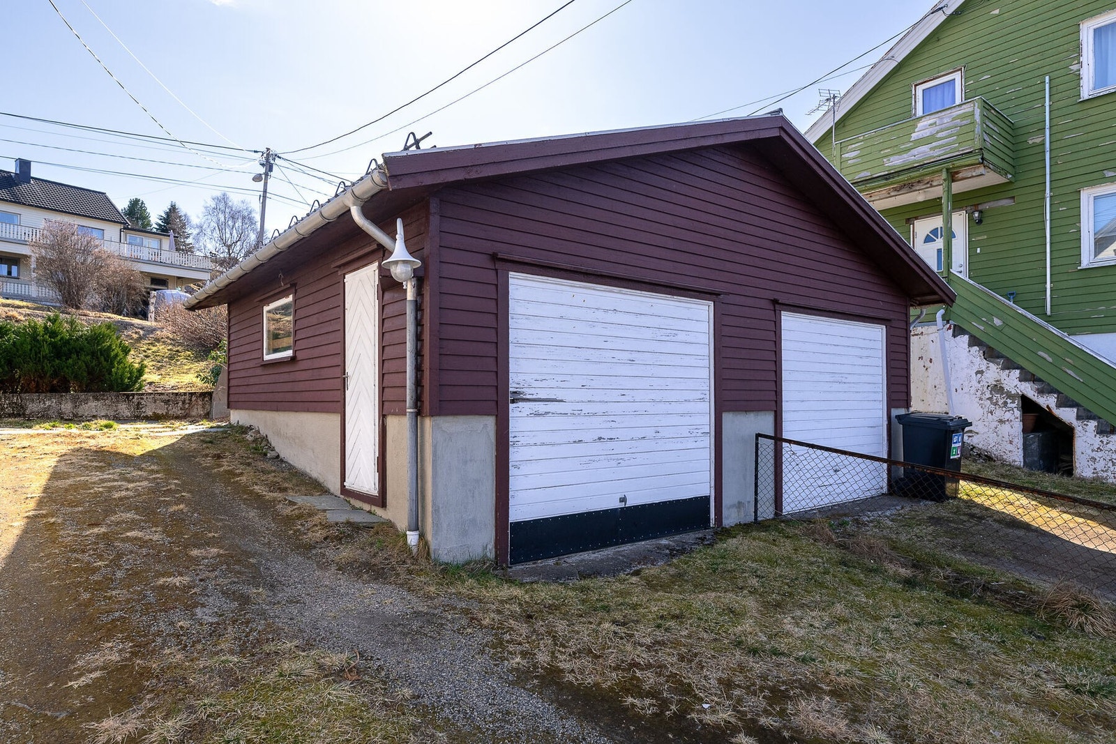 I tillegg medfølger en andel av et felles garasjebygg fra 1979, med et areal på 19 m². Galleribilde