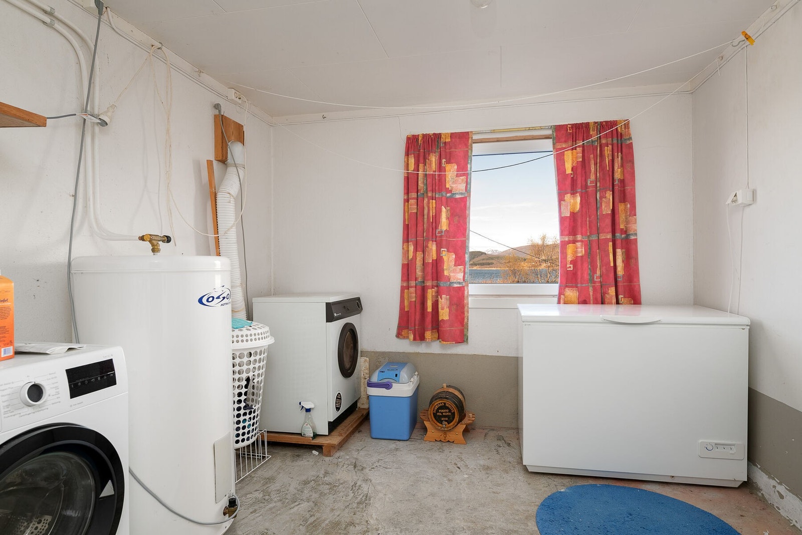 Praktisk vaskerom i underetasjen med opplegg for vaskemaskin. Her står også varmtvannsberederen på ca. 200 liter. Galleribilde