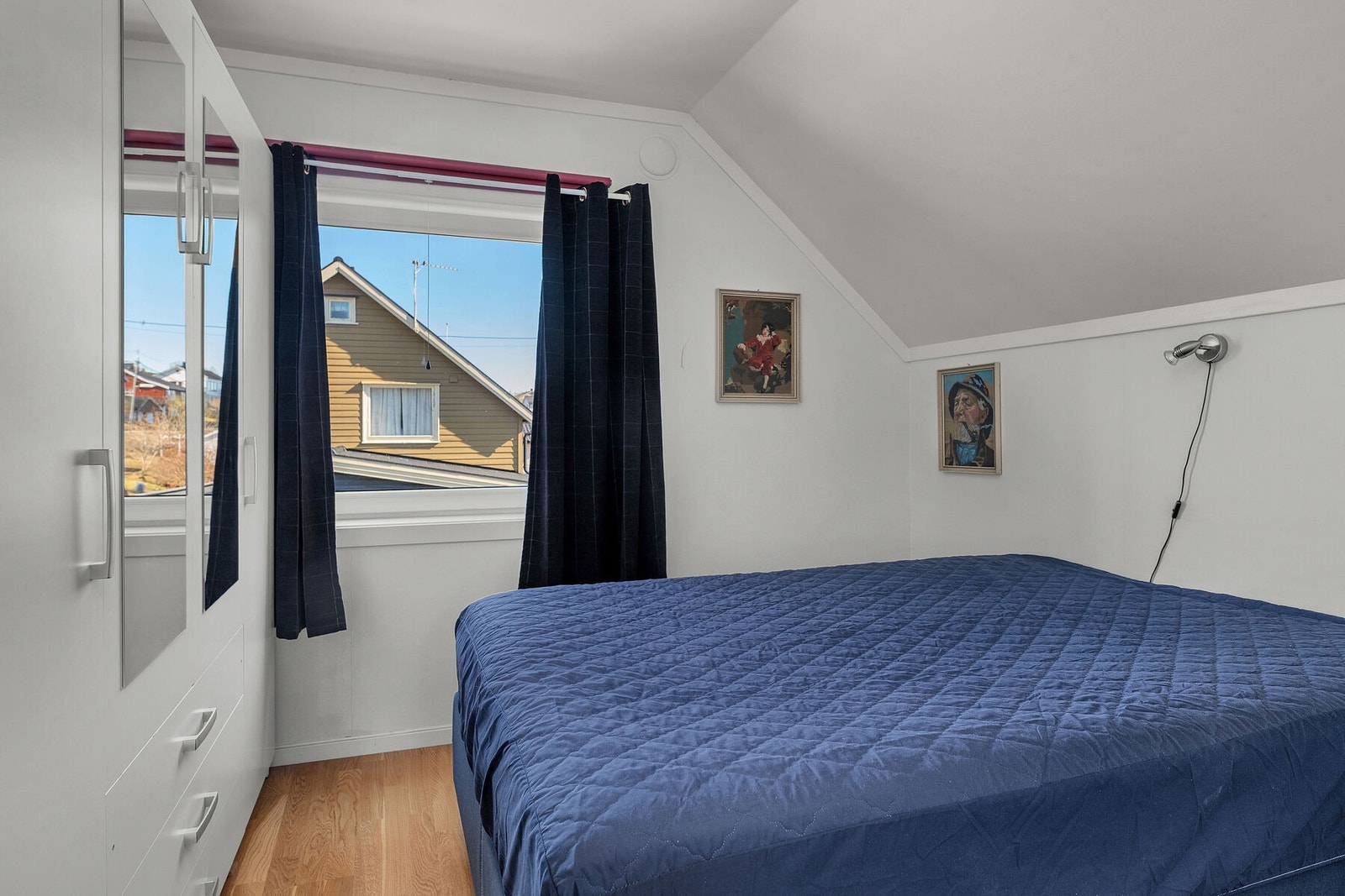 Det tredje soverommet i denne etasjen, med plass til seng og oppbevaring. Galleribilde