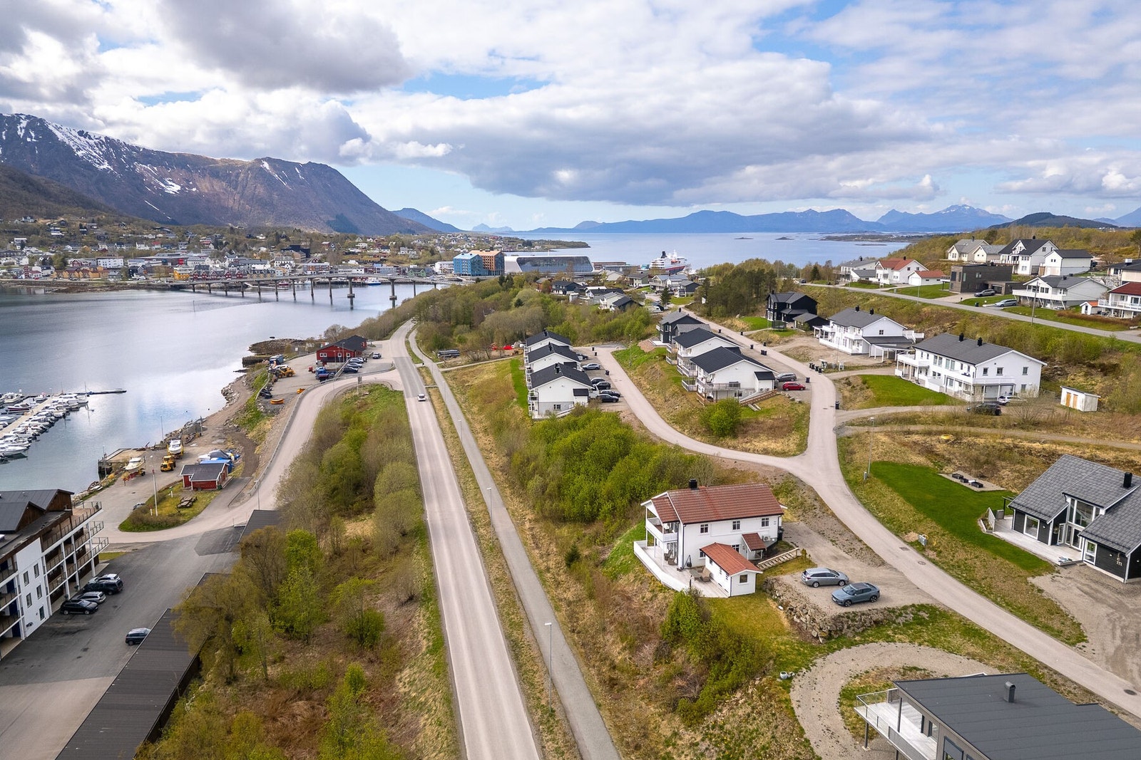 Beliggenheten gir effektiv reisevei, med kun syv minutter i bil til Stokmarknes lufthavn Skagen. Galleribilde