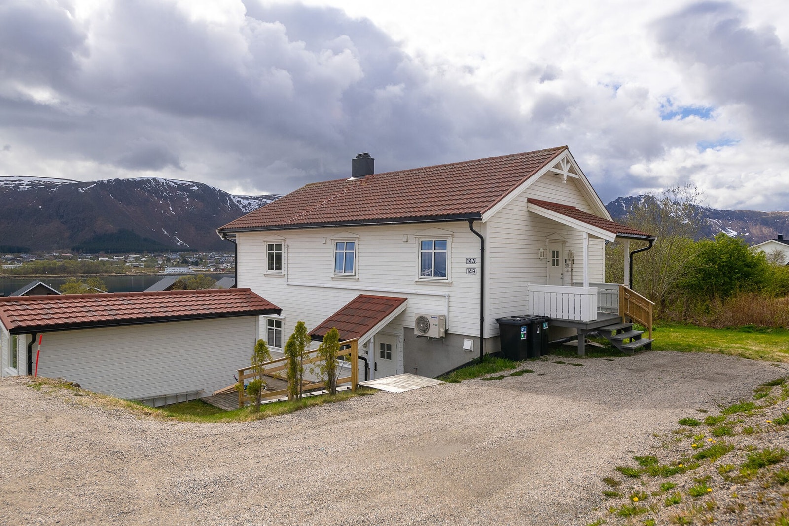 Leiligheten har egen inngang fra en gruset gårdsplass med gode parkeringsmuligheter. Galleribilde