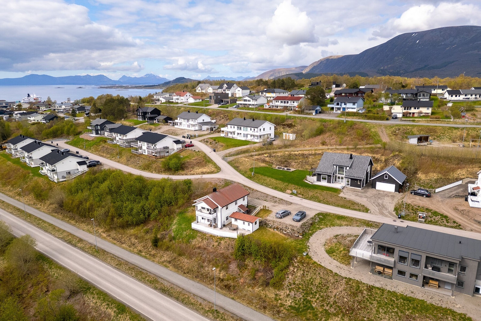 Boligen ligger i et etablert og rolig nabolag på Børøya. Galleribilde