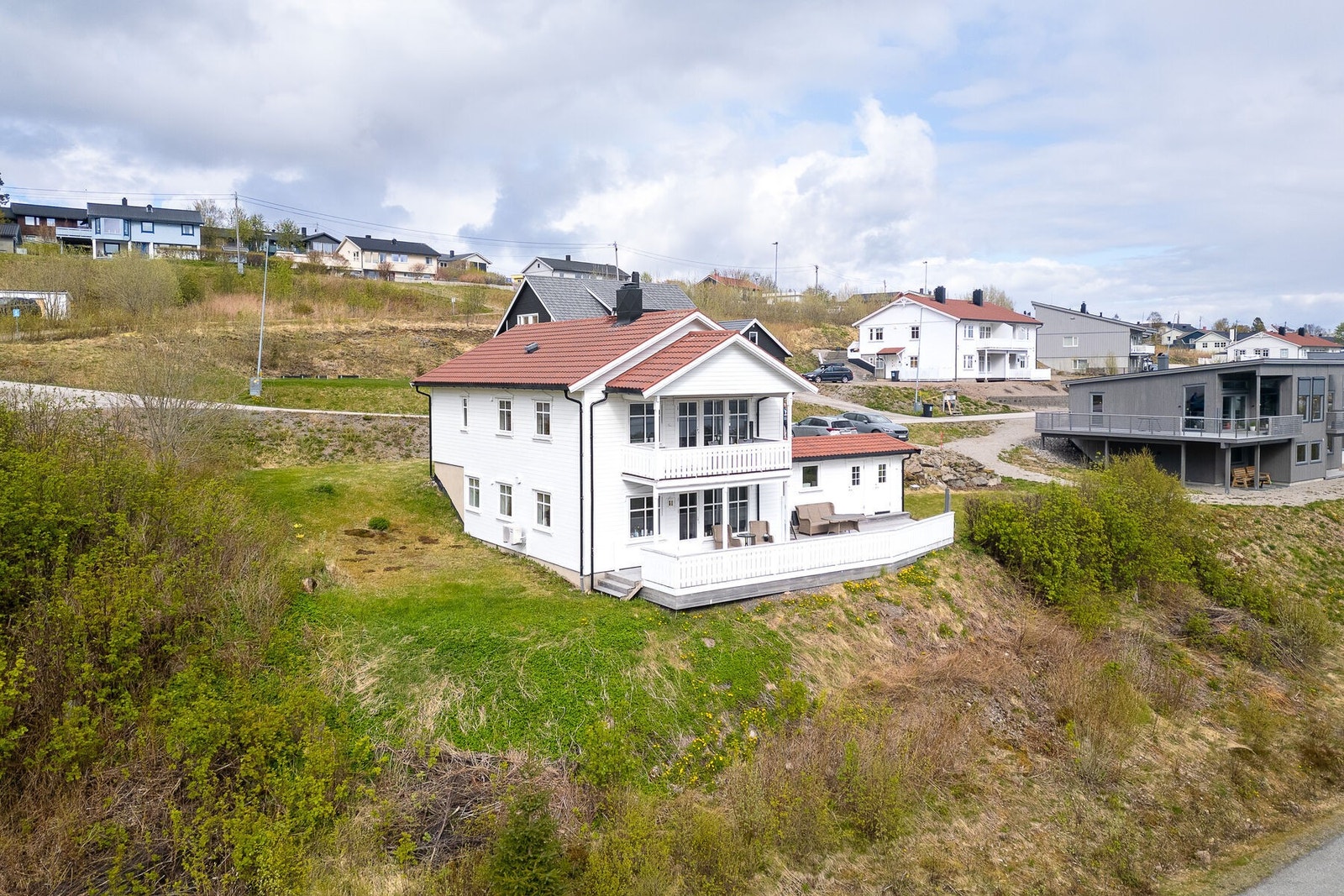 Eiendommen ligger i et sørvendt, skrånende terreng med opparbeidet plen. Galleribilde