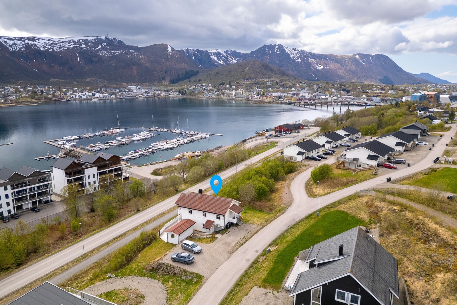 Velkommen til Linerleveien 14 A! Foto: Lunde Images AS - Beliggenheten på Børøya er rolig og etablert, med fri utsikt mot sjø og fjell. Galleribilde