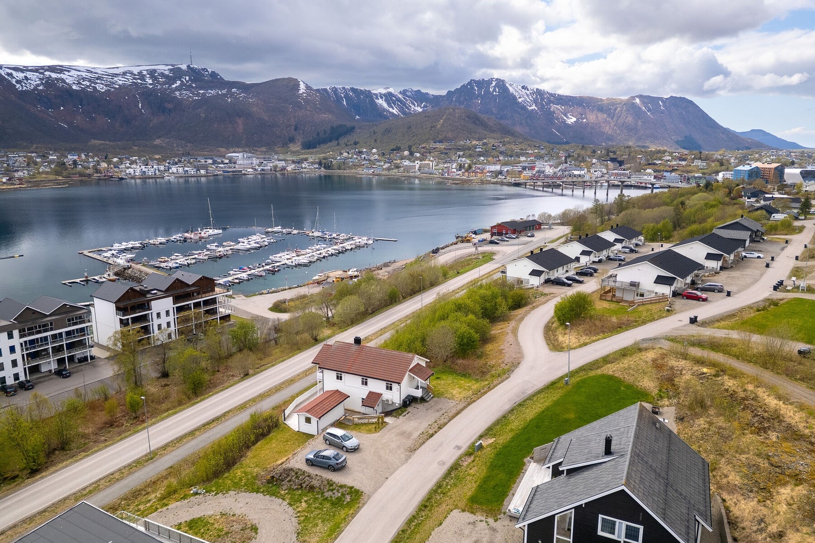 Stokmarknes sentrum med butikker, apotek og Bykuben Senter er kun en kort kjøretur unna. Galleribilde