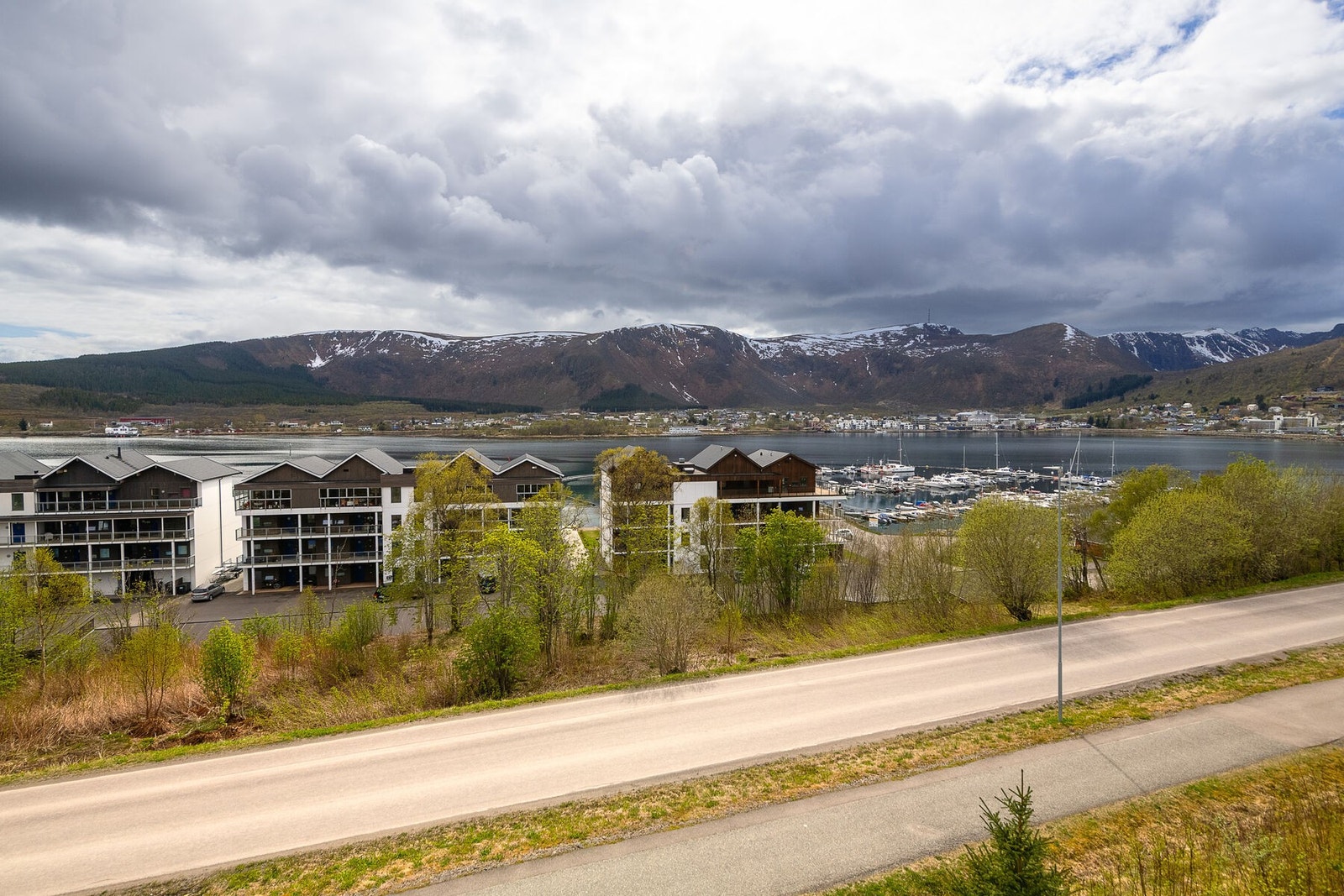 Fra leiligheten er det fri utsikt mot småbåthavnen og Stokmarknes sentrum. Galleribilde