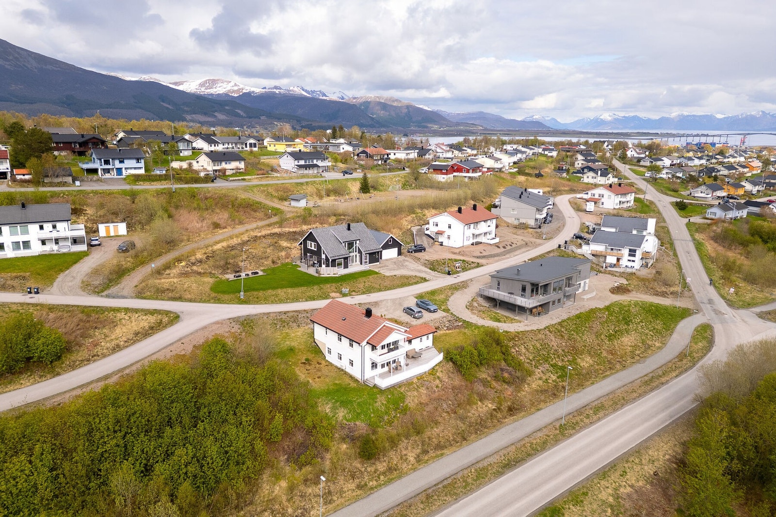 Området har lite gjennomgangstrafikk, noe som bidrar til et fredelig bomiljø. Galleribilde