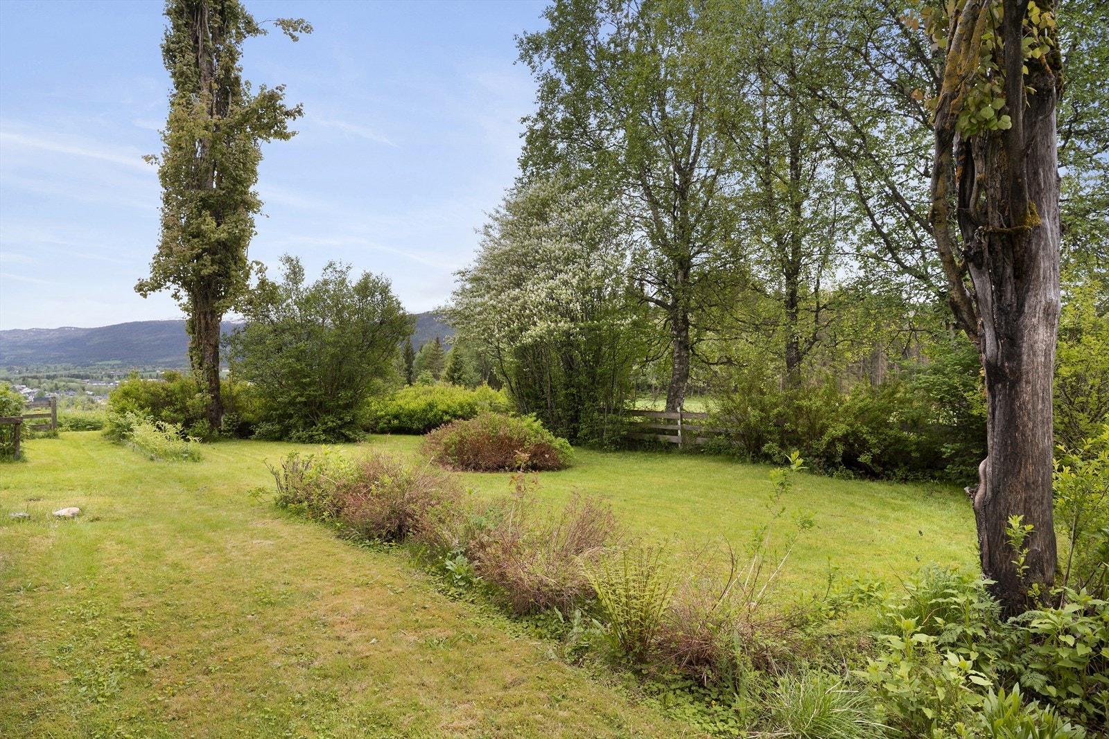 Fredheim er i dag en sjelden mulighet for deg som drømmer om et småbruk i naturskjønne omgivelser. Galleribilde