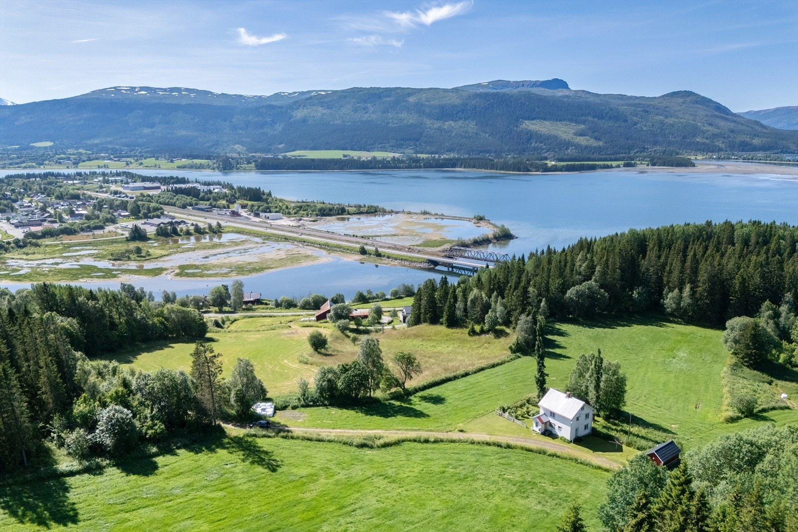 Eiendommen ligger idyllisk og naturskjønt til i Bjerkadalsveien med svært gode utsynsforhold over deler av Bjerka og Sørfjorden mot Finneidfjord. Galleribilde