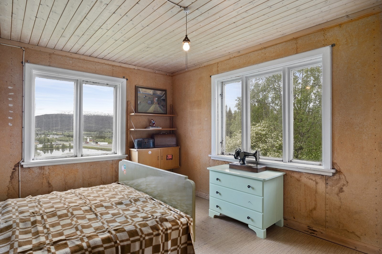 Bygningene på eiendommen har ukjent byggeår, men det fortelles at boligen trolig ble oppført omkring 1938-1939. Man antar at både huset - og muligens også fjøsen - sto ferdig før krigen brøt ut. Galleribilde