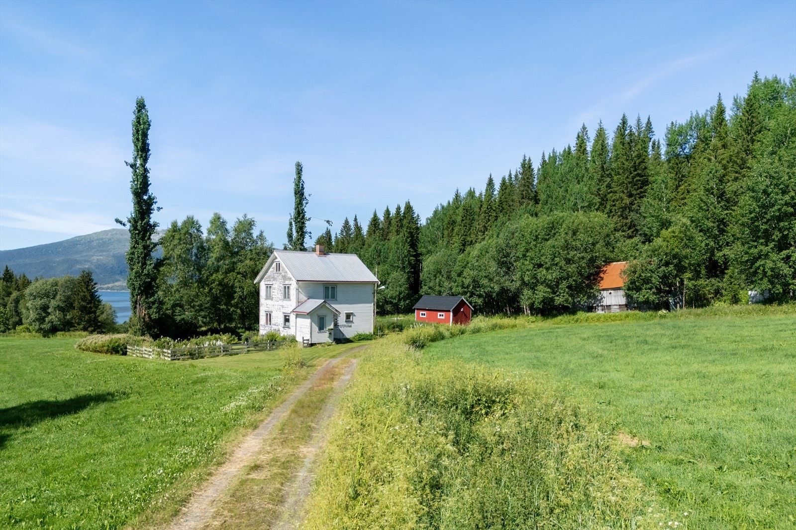Eiendommen består av 2 teiger på til sammen ca. 338 daa. Eiendommer en fordelt på Gnr: 51 Bnr: 11 og Bnr: 23. Galleribilde