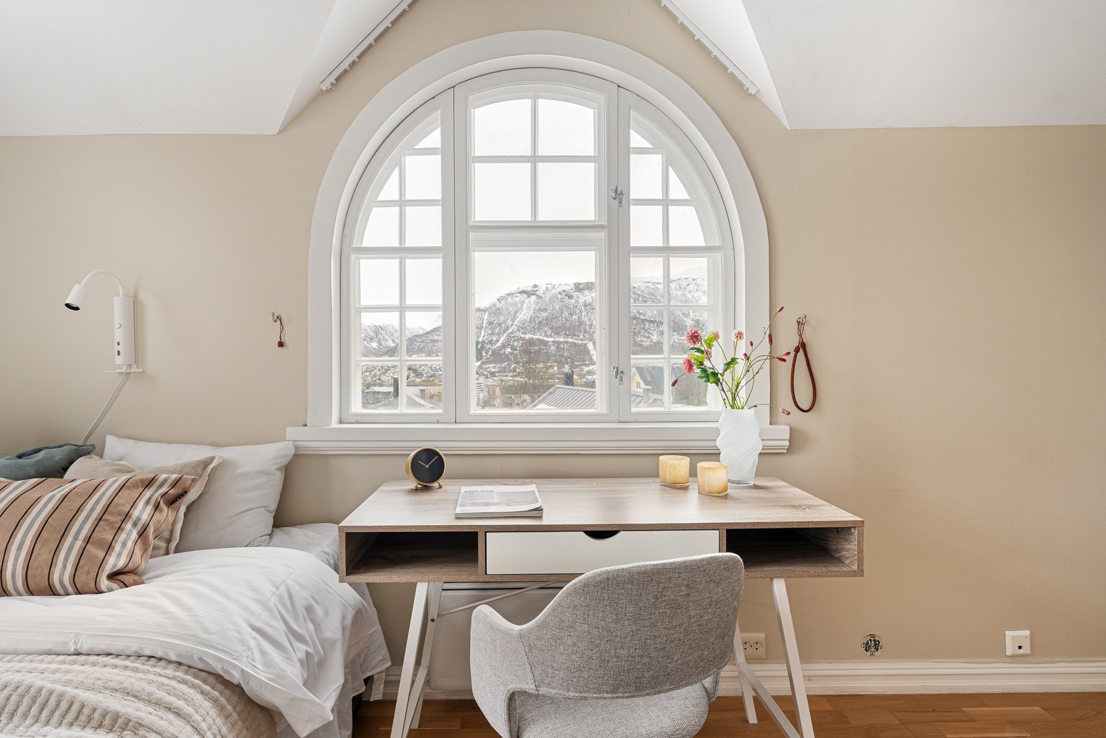 Soverom med god plass til stor seng og kontorplass. Galleribilde