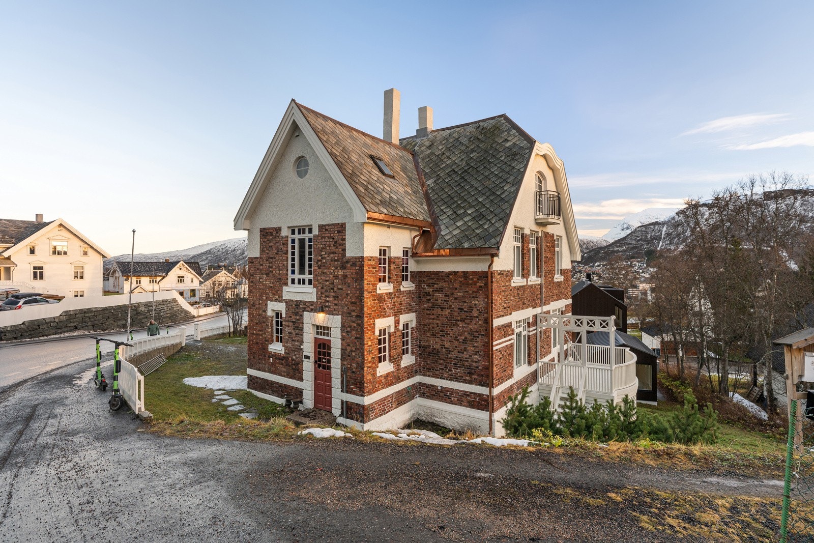 Eiendommen ligger i et rolig og sentralt område i øvre sentrum, med gangavstand til sentrumskjernen, skoler, barnehager, turområder og offentlig kommunikasjon. Galleribilde