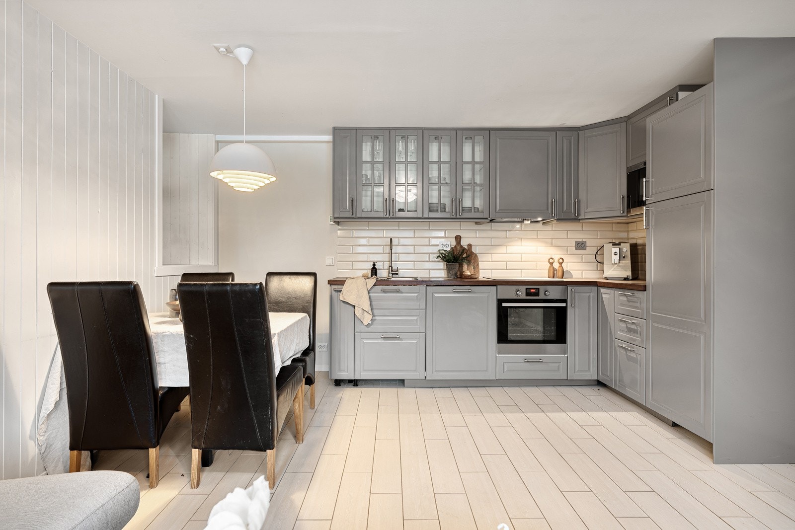Kjøkken kjeller. Kjøkkenet har innredning med profilerte fronter og fliser over benk. Det er kjøleskap, oppvaskmaskin, platetopp, stekeovn og mikro. Galleribilde