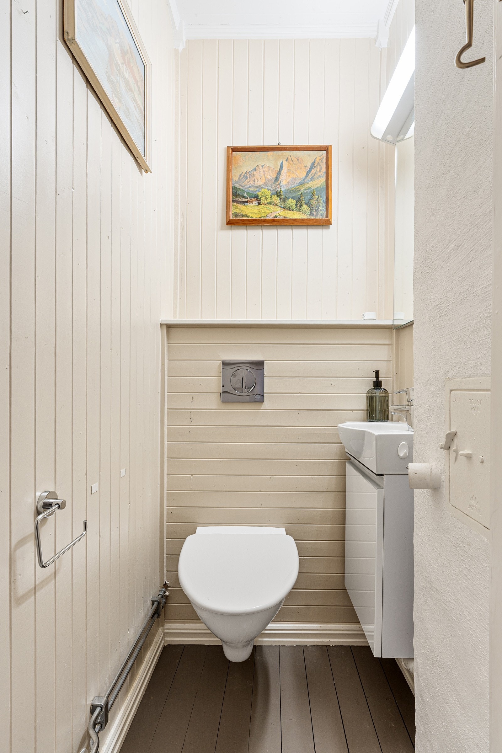 Toalettrom med vegghengt wc og servant. Galleribilde